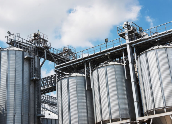 Silos e Sistemas de Transporte Pneumático: Controle Preciso com Cilindros Posicionadores